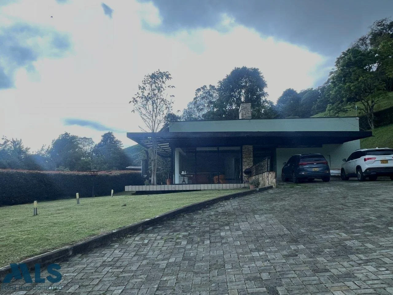 Exterior photo 2