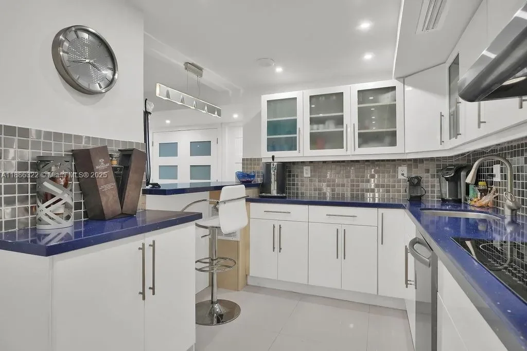 6039 Collins Ave 1126, Miami Beach, Florida, United States. - Photo 17