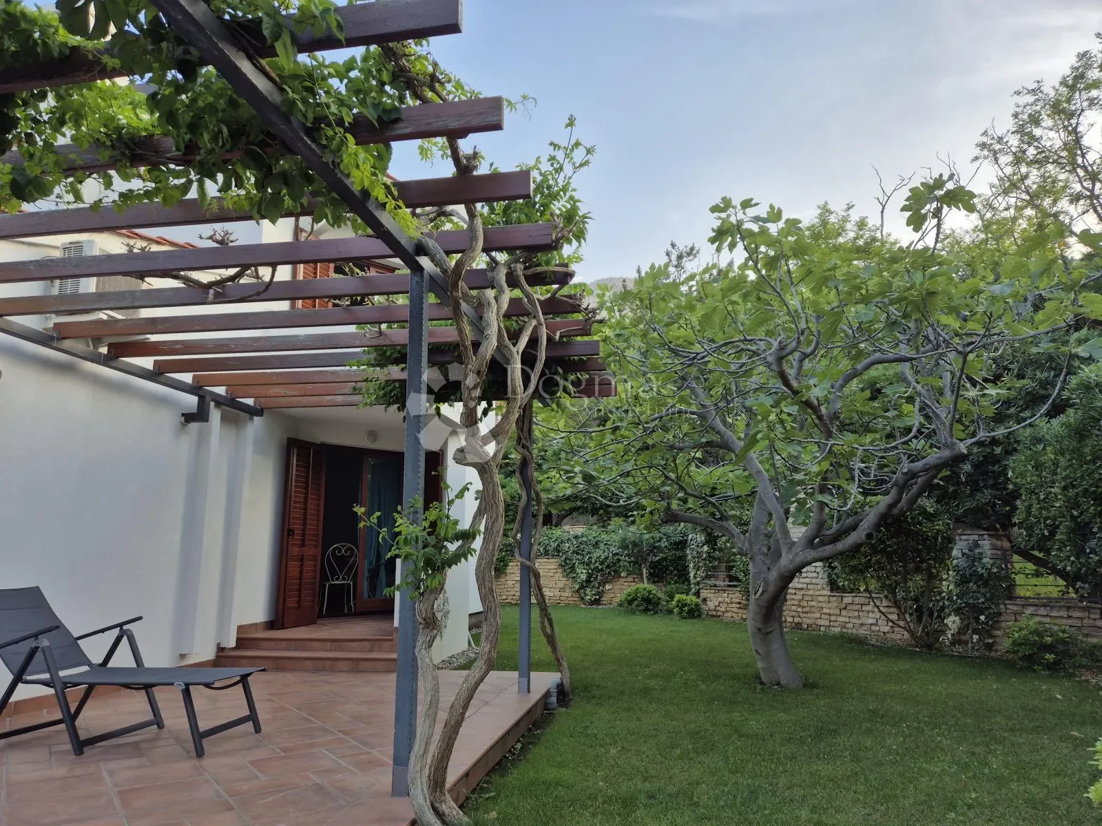 Exterior photo 5