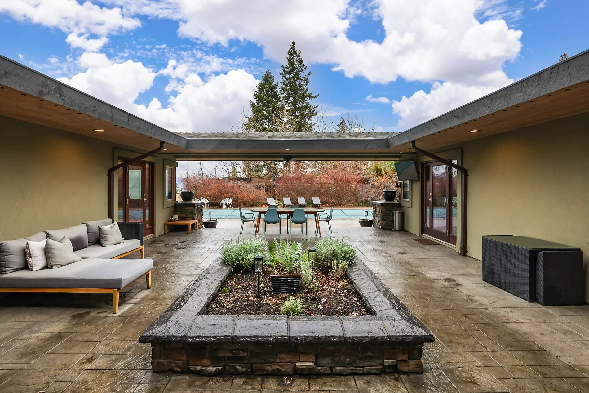 Exterior photo 3