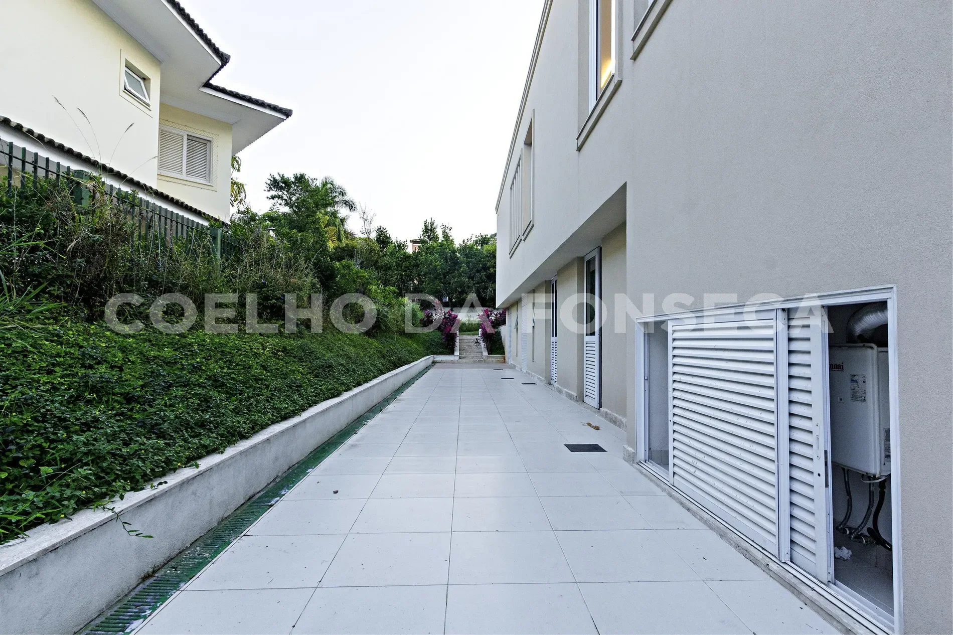 Exterior photo 5