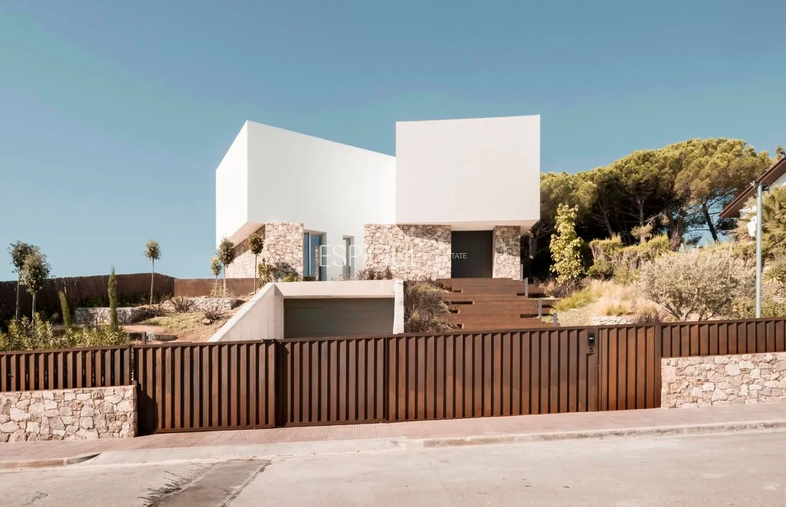 Exterior photo 5