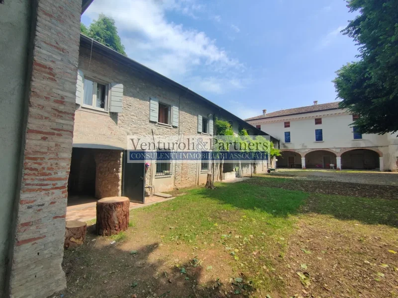 Historical Palace with 10,000 sqm Park for Sale in Bedizzole