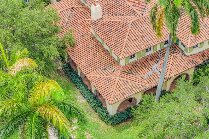 5905 N Bay Rd, Miami Beach, Florida, United States. - Photo 9