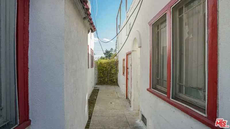 1462 W 53rd Street, Los Angeles, California, United States. - Photo 2