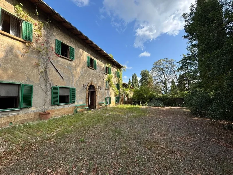 Villa in vendita a Volterra(PI) in Da ristrutturare composto da 18vani