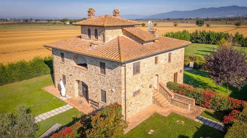 Beautiful farmhouse with garden and pool in Cortona
