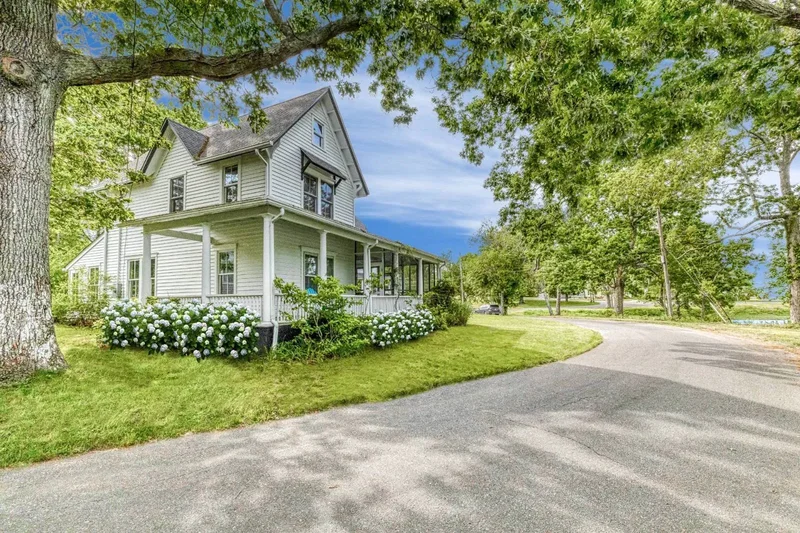 7 Locust Avenue & 4 Meadow Place, Shelter Island Heights, New York, United States. - Photo 13