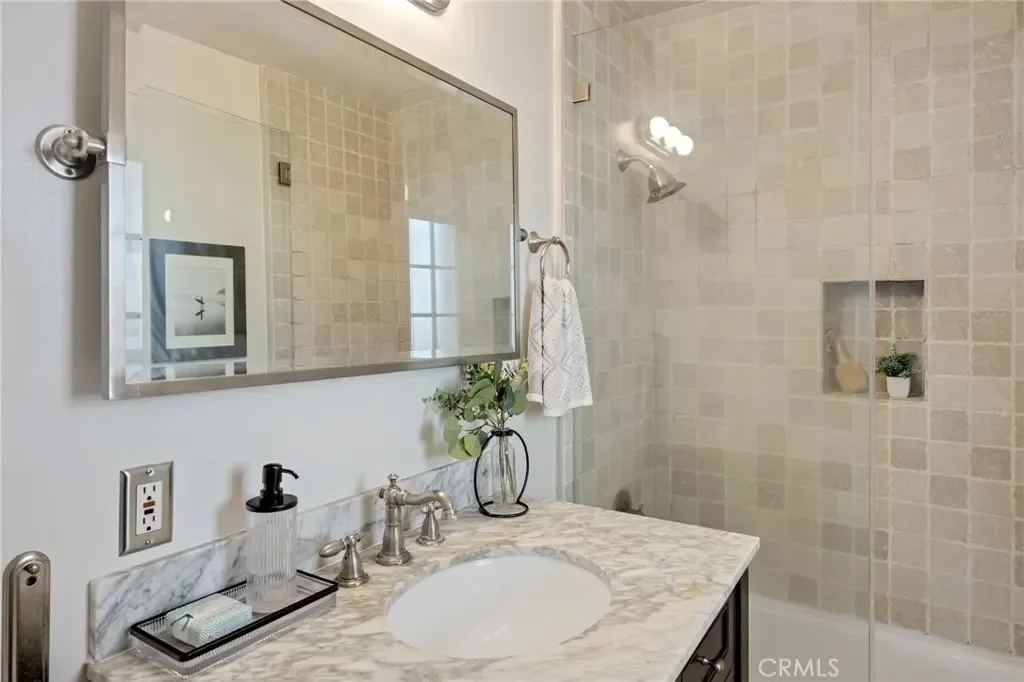 525 Manhattan Beach Boulevard, Manhattan Beach, California, United States. - Photo 13