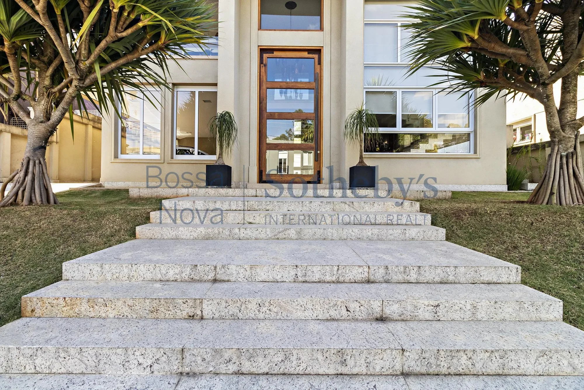 Exterior photo 5