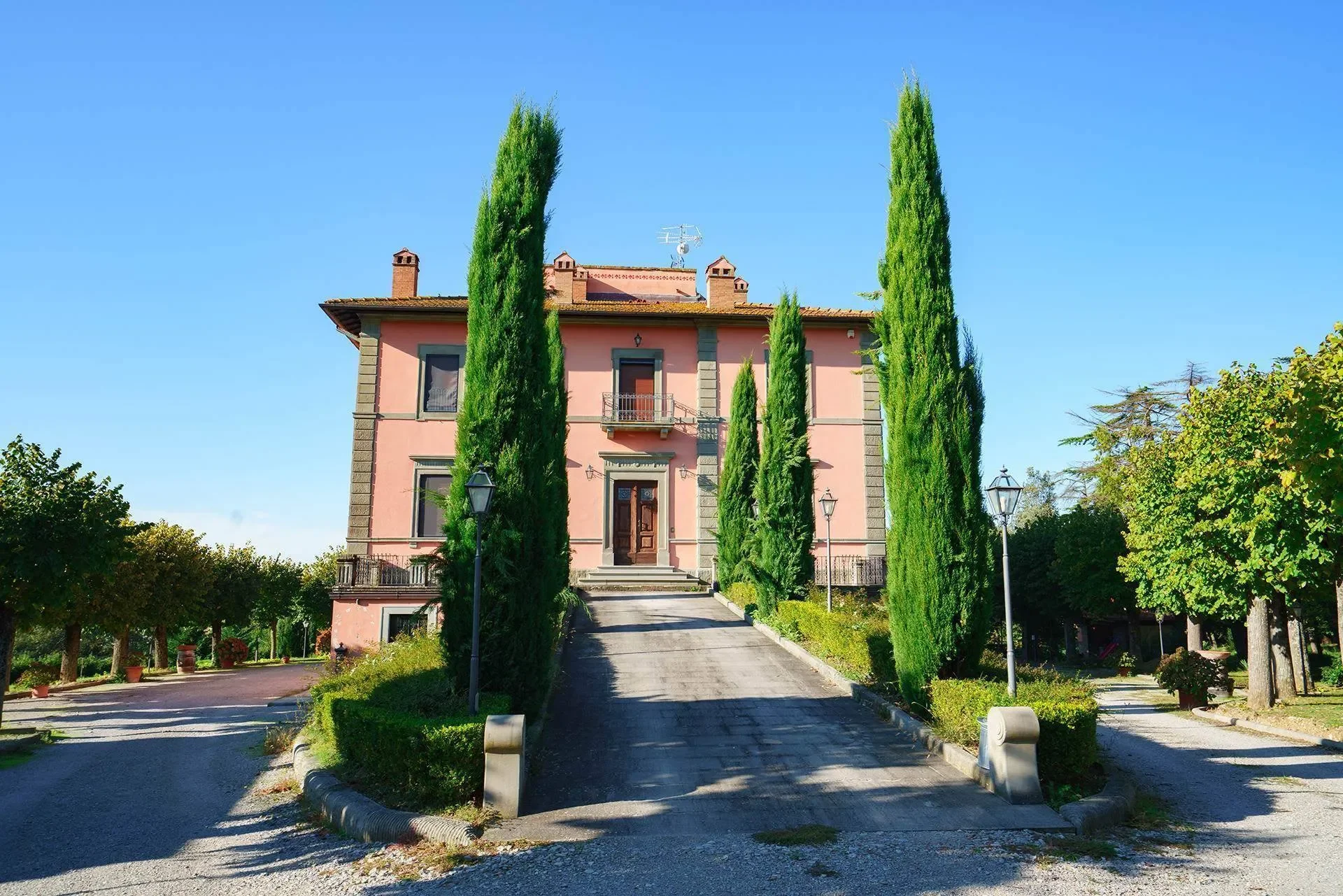 Exterior photo 8