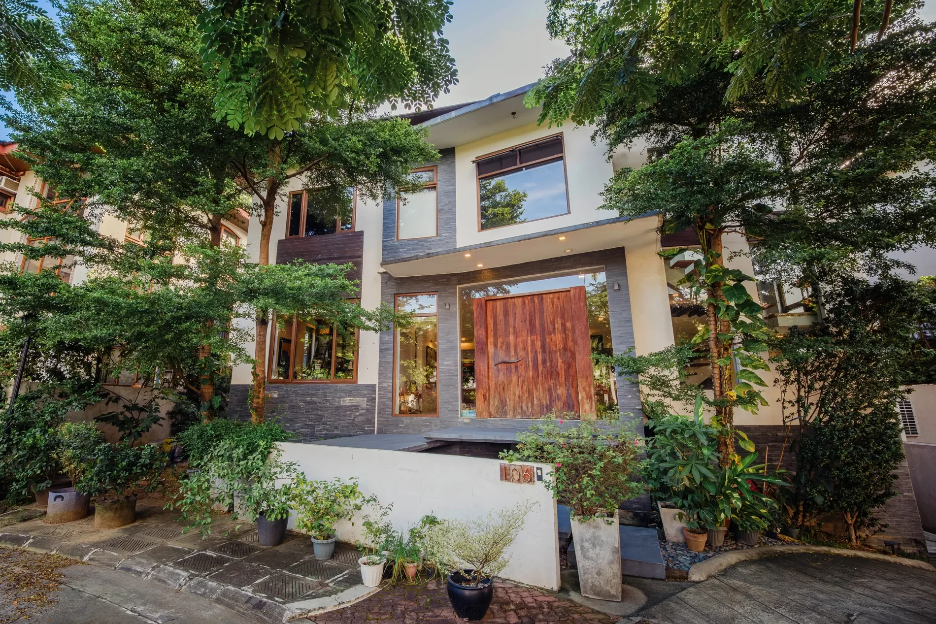 Exterior photo 3