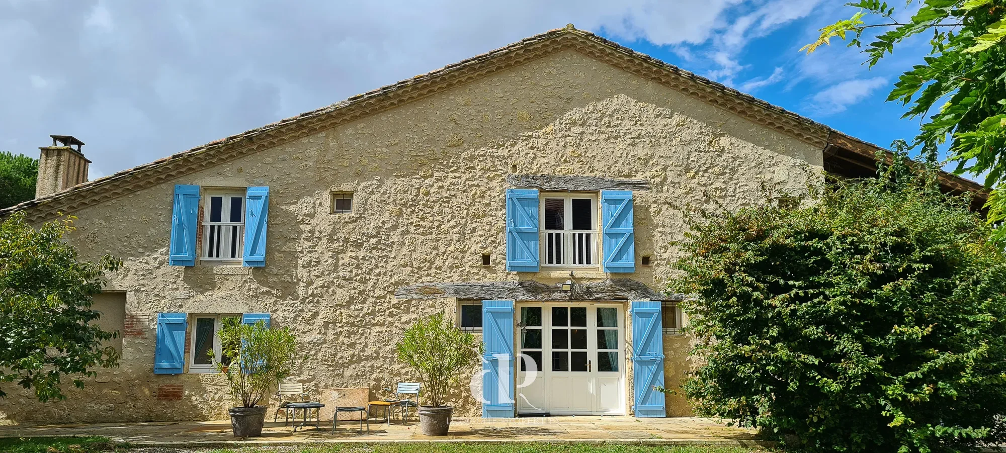 Exterior photo 8