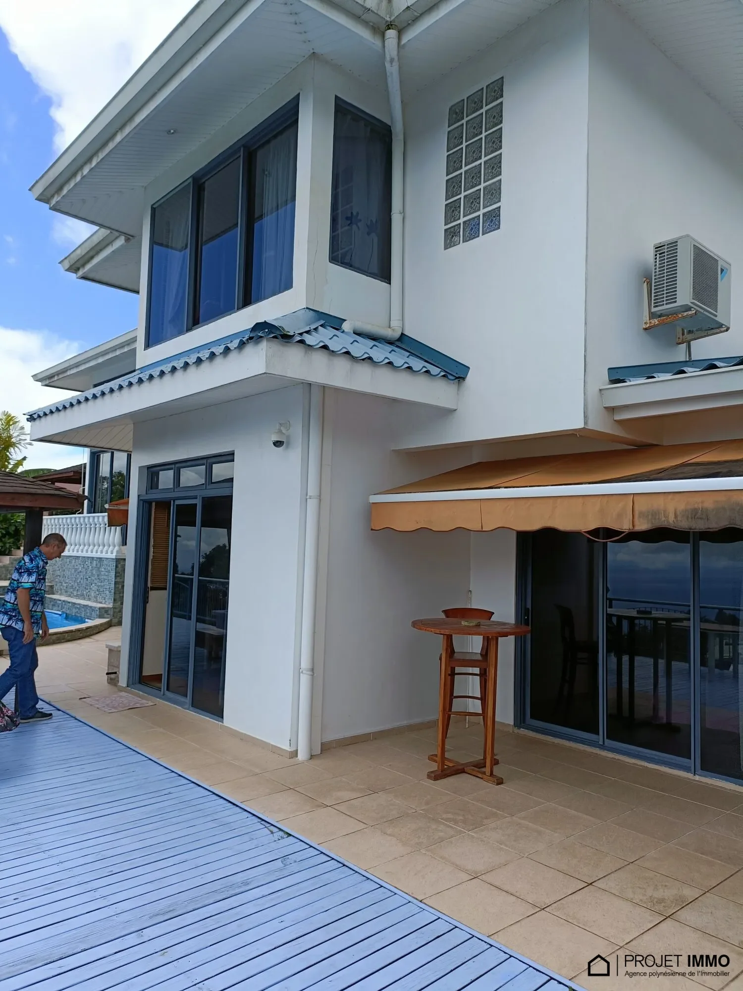 Exterior photo 6