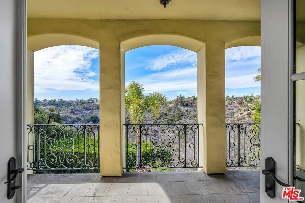 3110 Benedict Canyon Drive, Beverly Hills, California, United States. - Photo 17