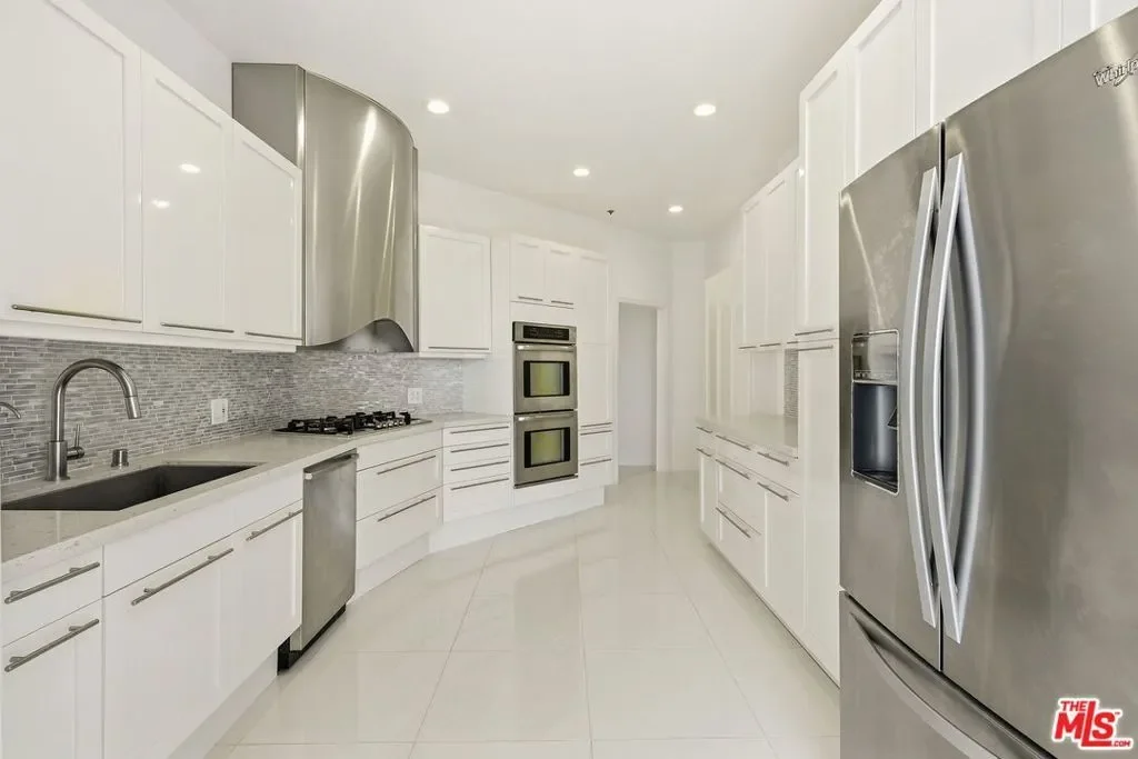 840 N Croft Avenue 301, Los Angeles, California, United States. - Photo 17