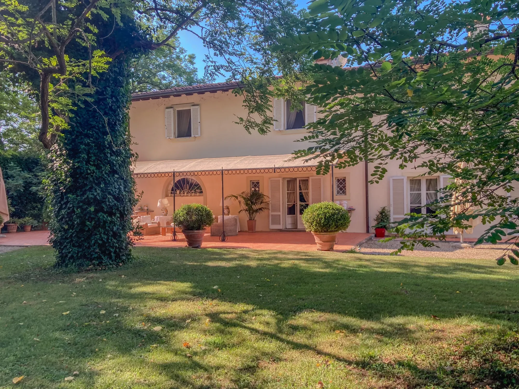Exterior photo 5