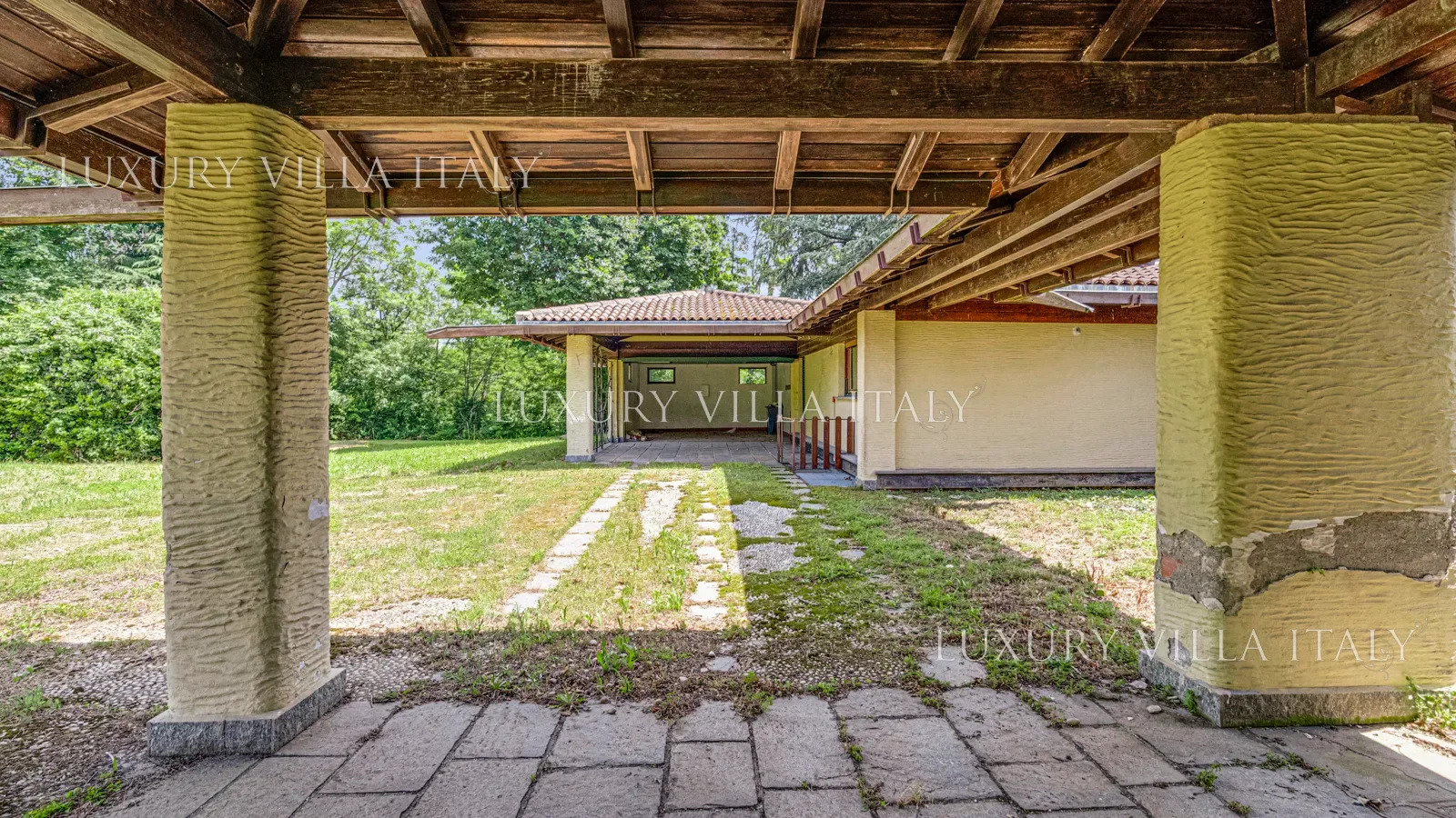 Exterior photo 4