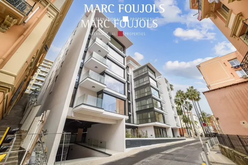 Penthouse close to Monte-Carlo with swimming pool, terrace, cellar and parking, panoramic sea view