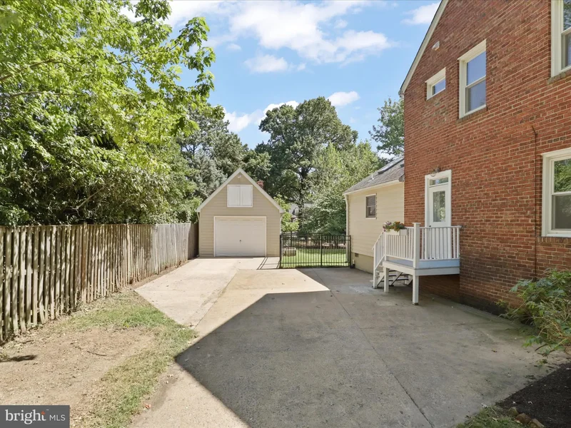 2323 N Burlington Street, Arlington, VA 22207, Arlington, Virginia, United States. - Photo 33