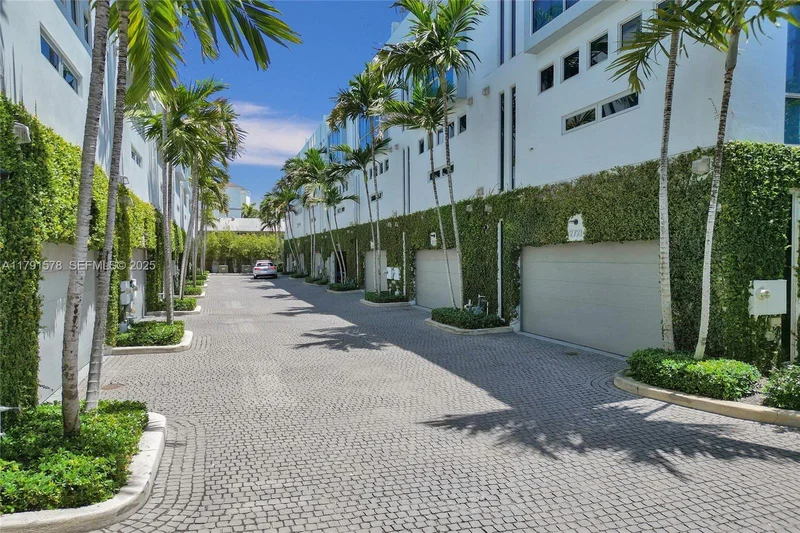 2725 NE 1st St, Hillsboro Beach, Florida, United States. - Photo 59