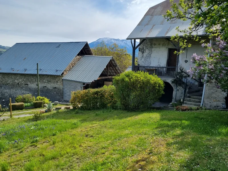 Old farm on 4006 m² of land