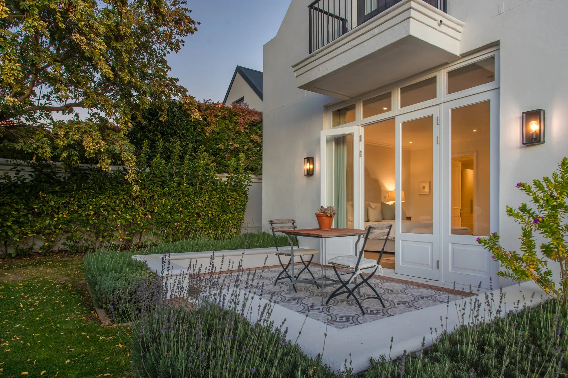 Exterior photo 4