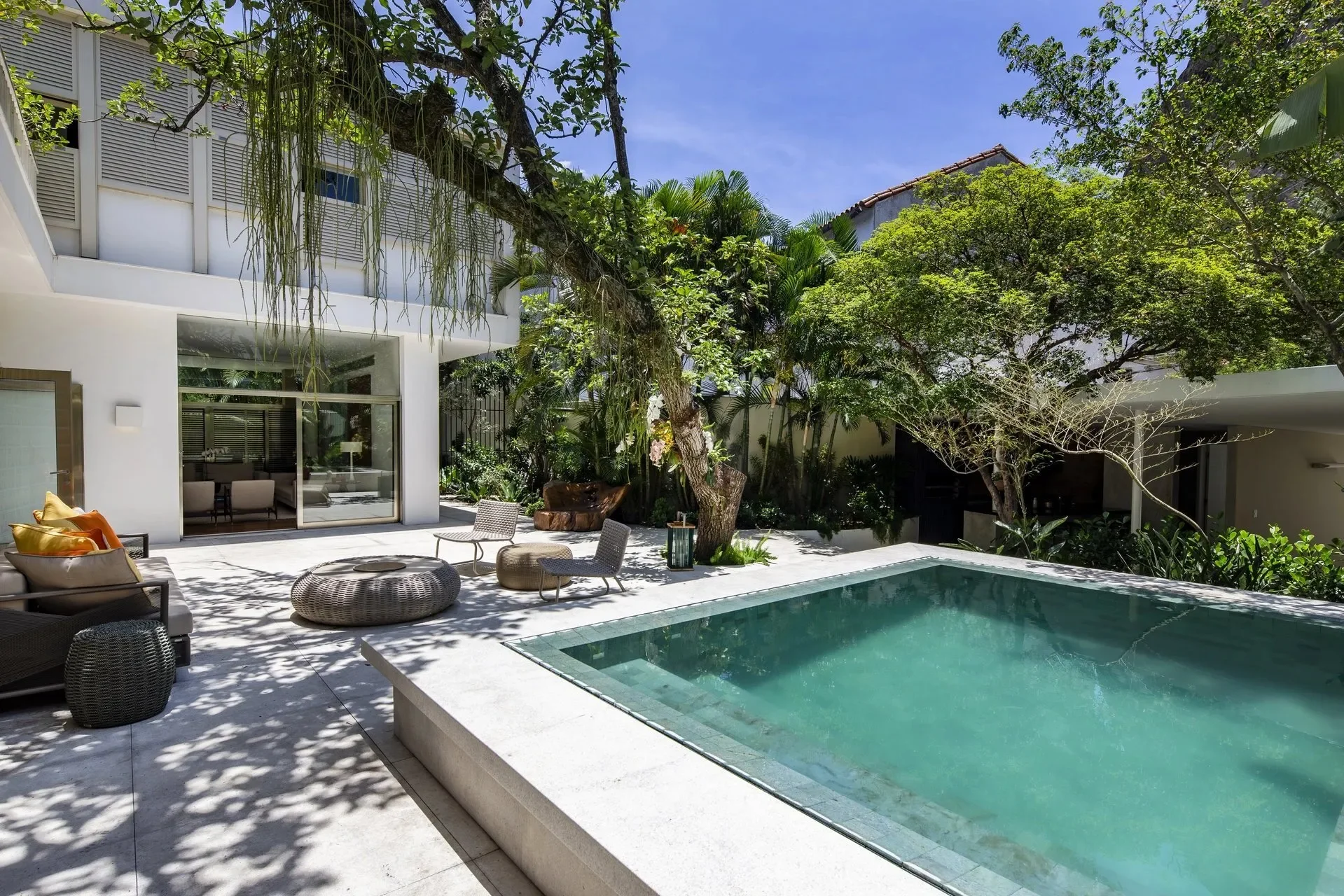 Exterior photo 5