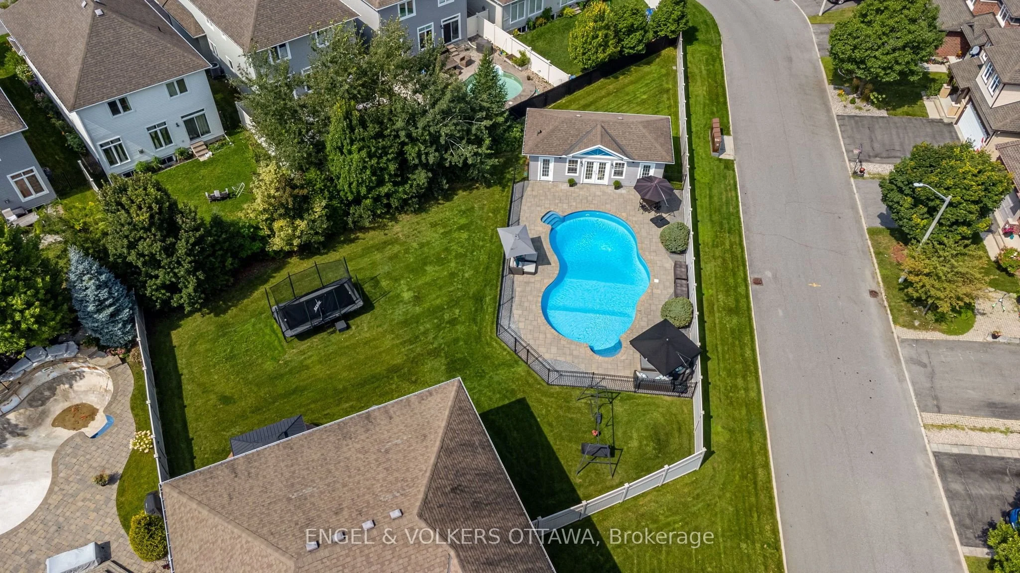 Exterior photo 2