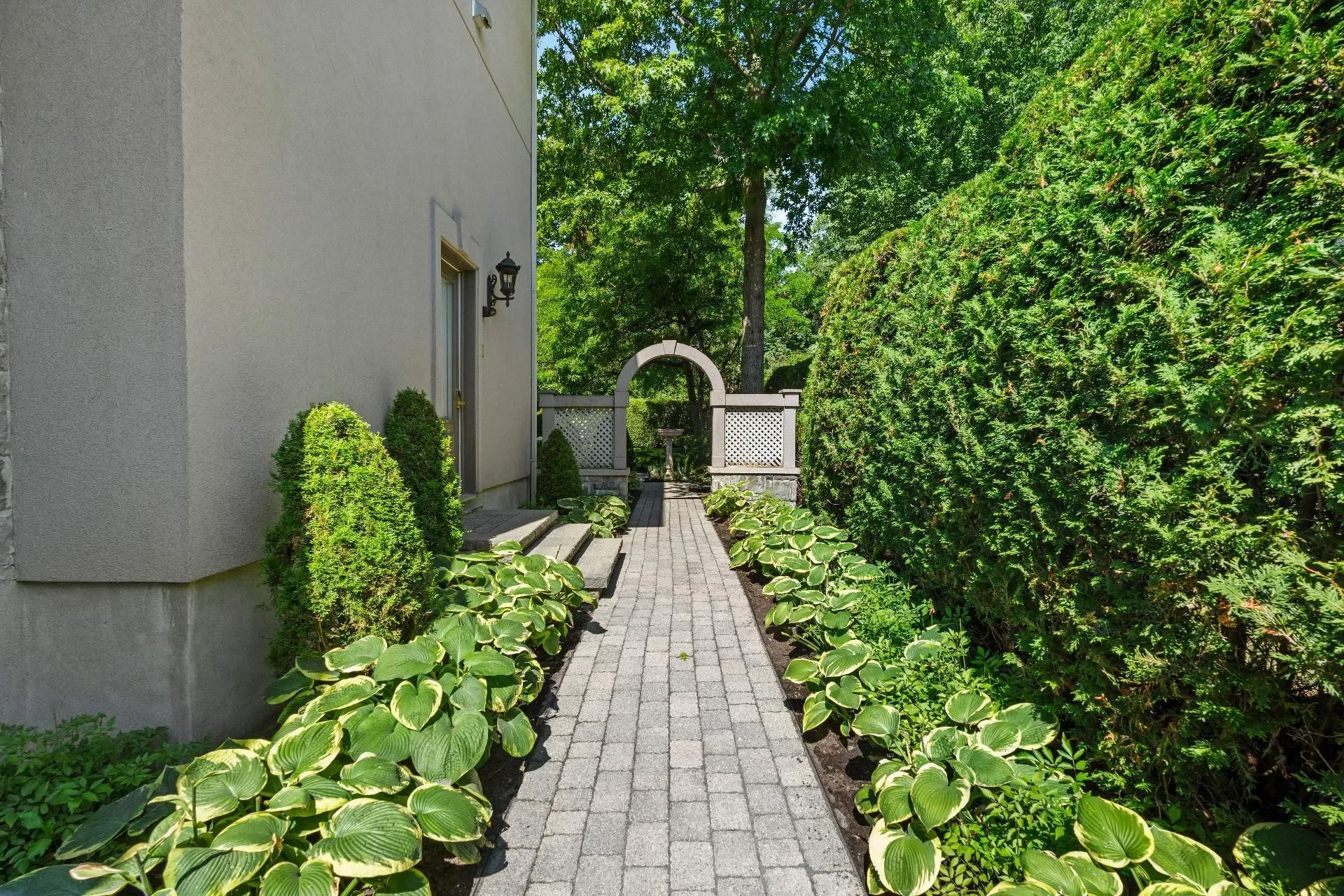 Exterior photo 6