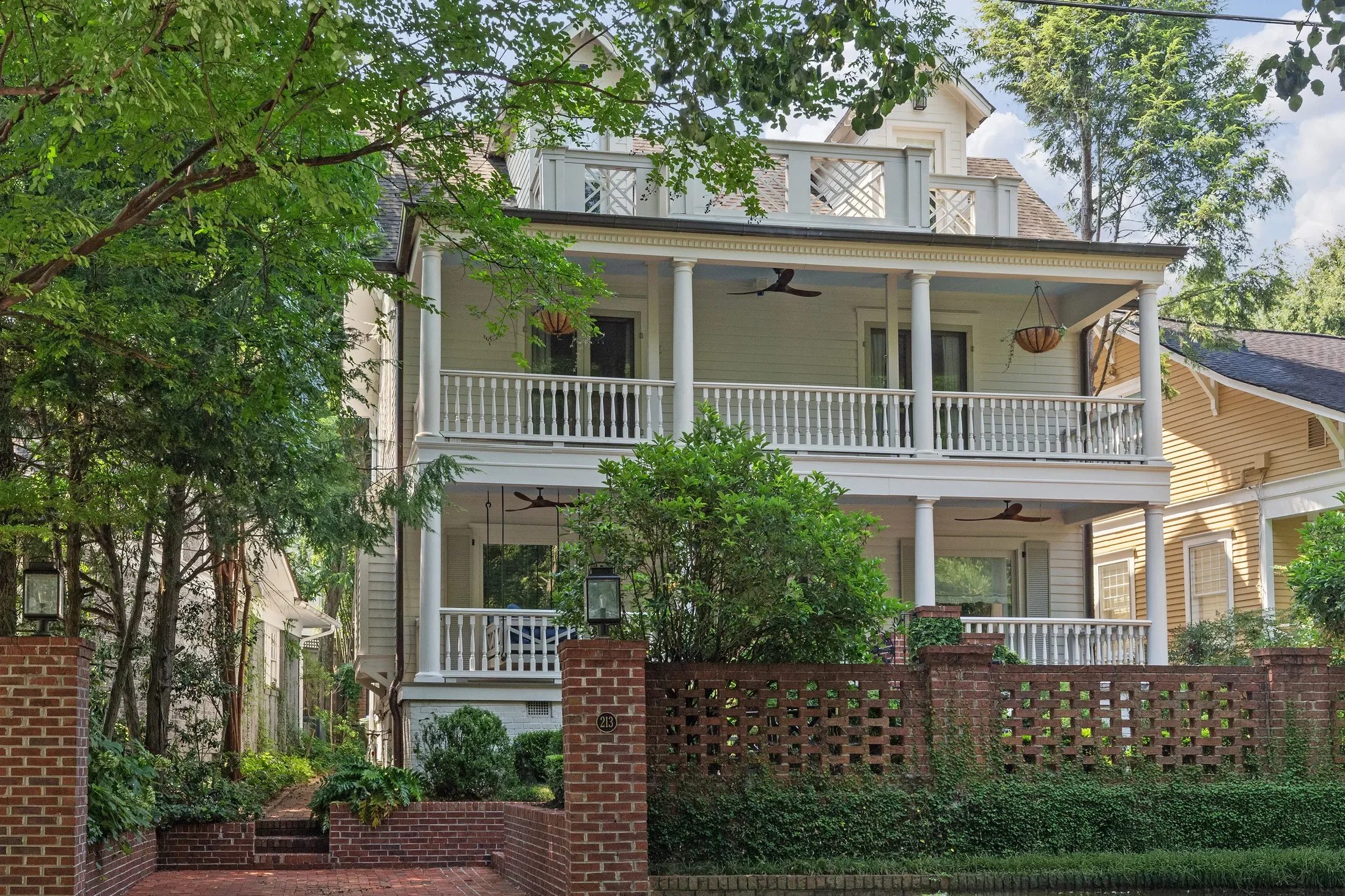 Exterior photo 2