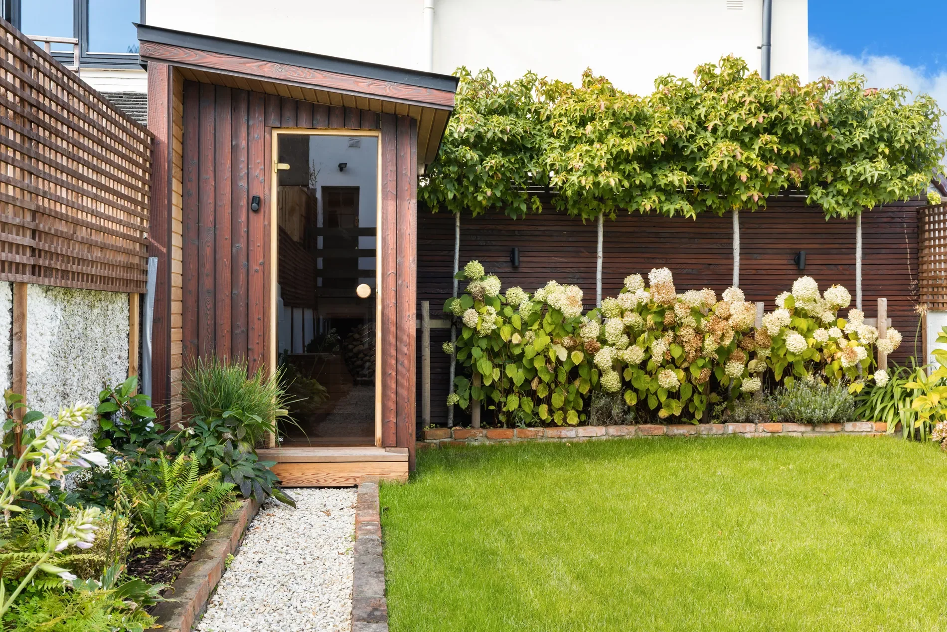 Exterior photo 2