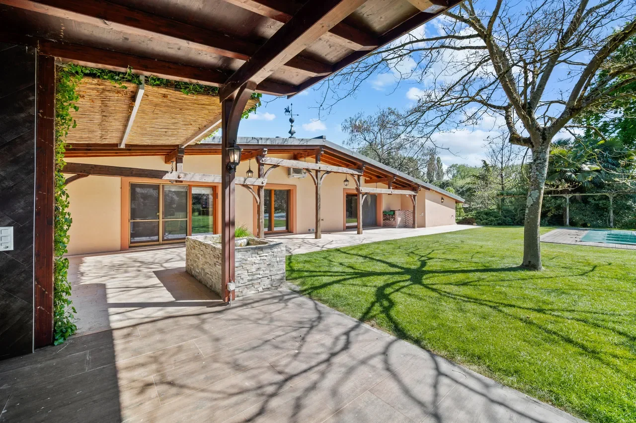 Exterior photo 9