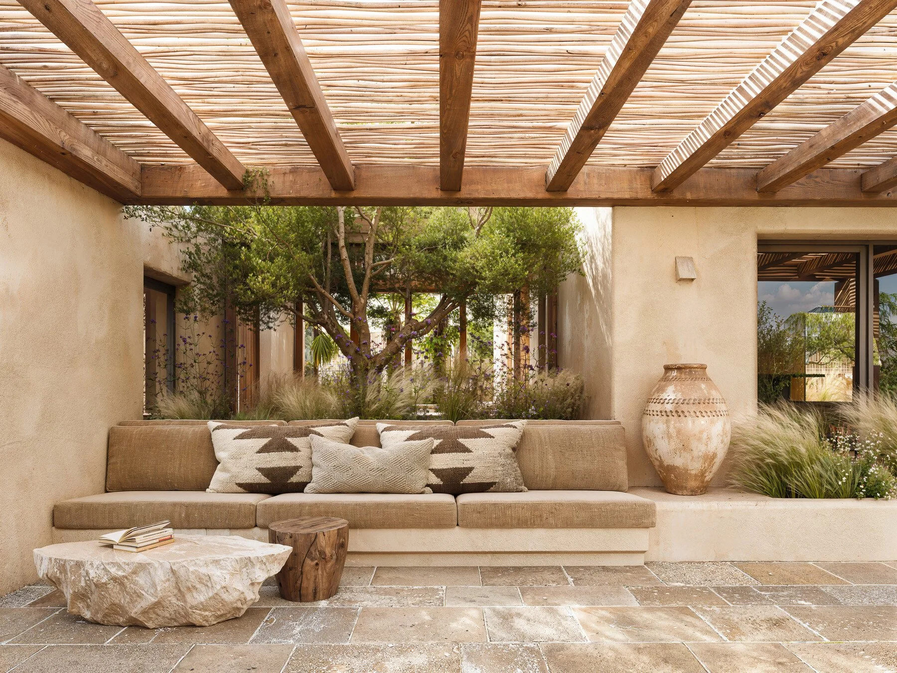 Exterior photo 5