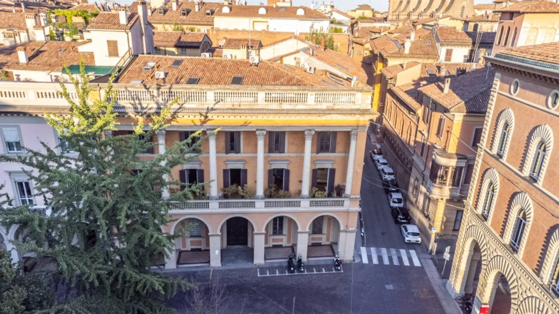 Piazza Cavour, Bologna, Emilia-Romagna, Italy. - Photo 9