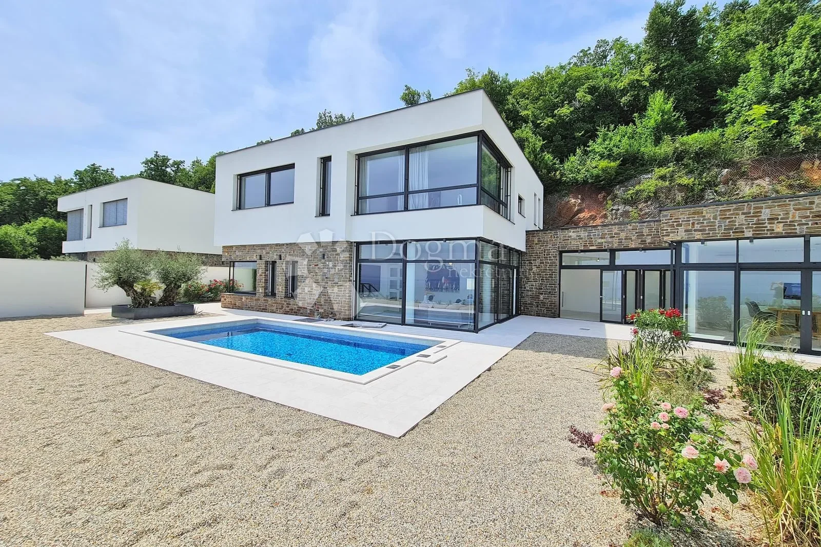 Exterior photo 2