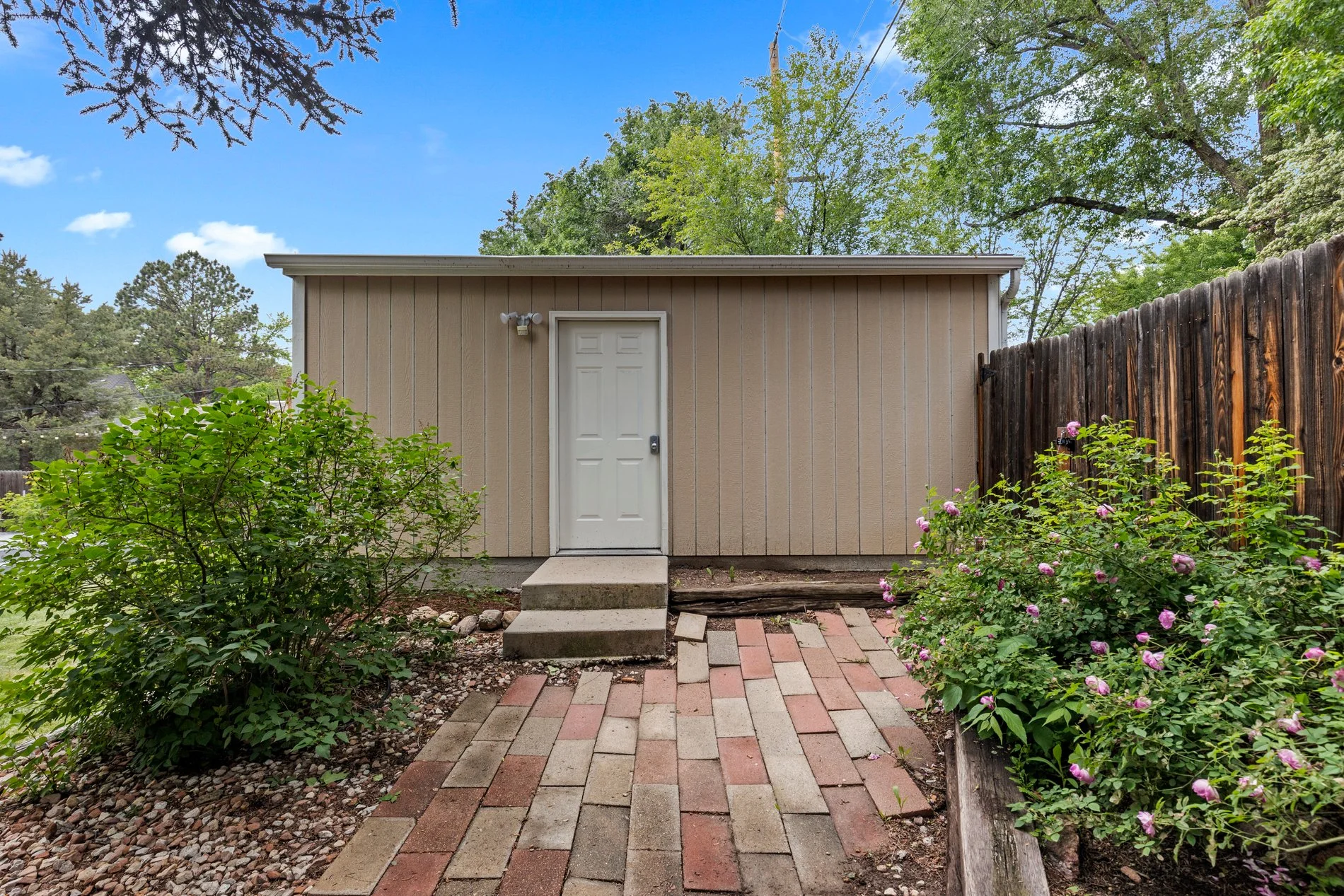 Exterior photo 7