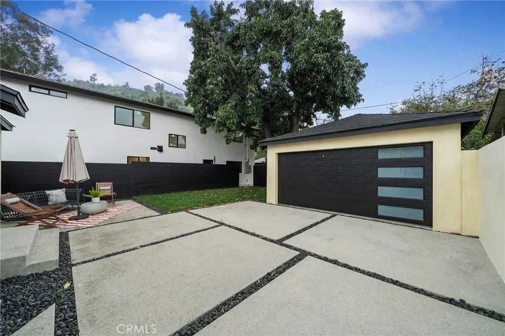 Exterior photo 6