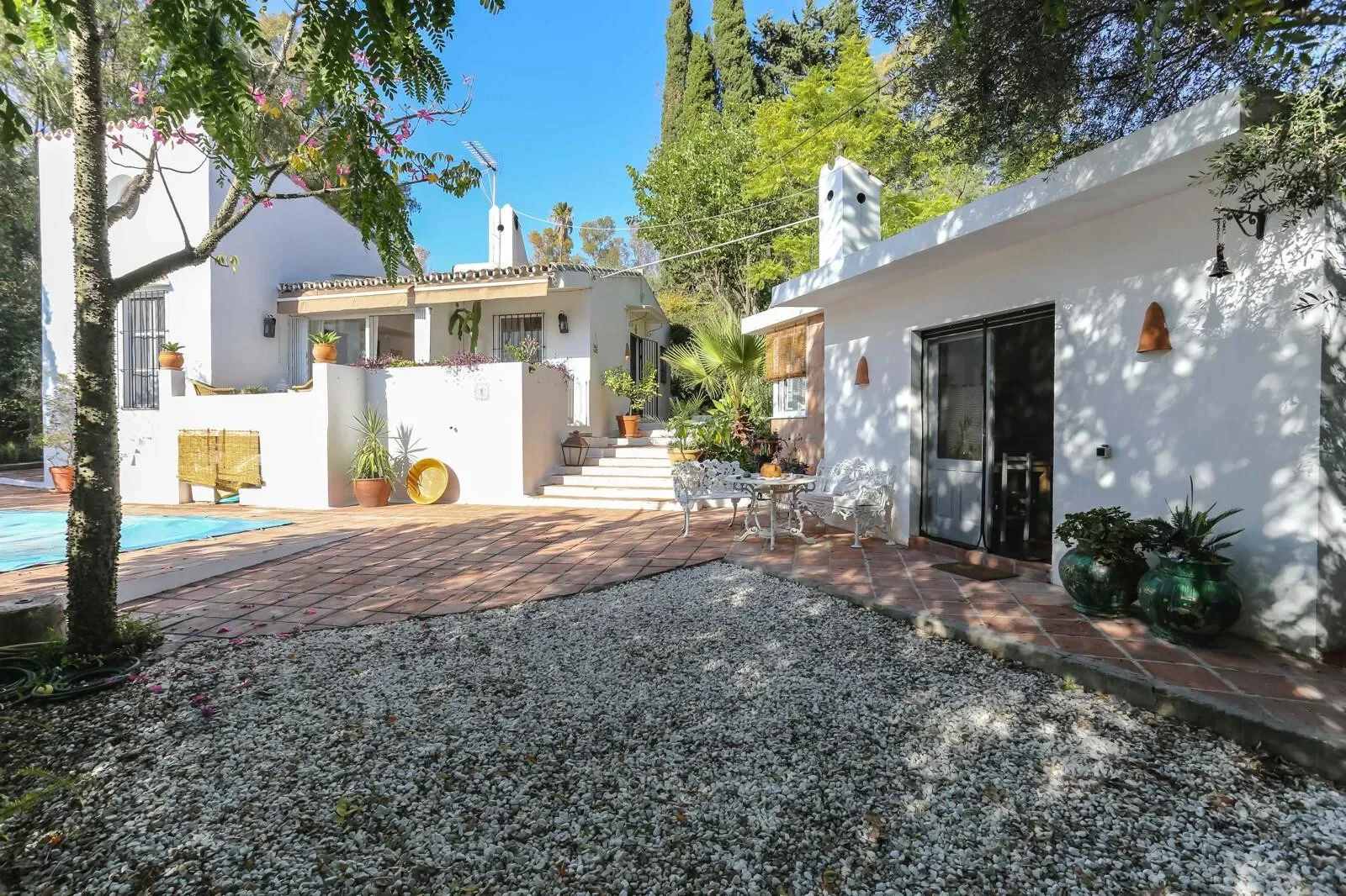 Exterior photo 2