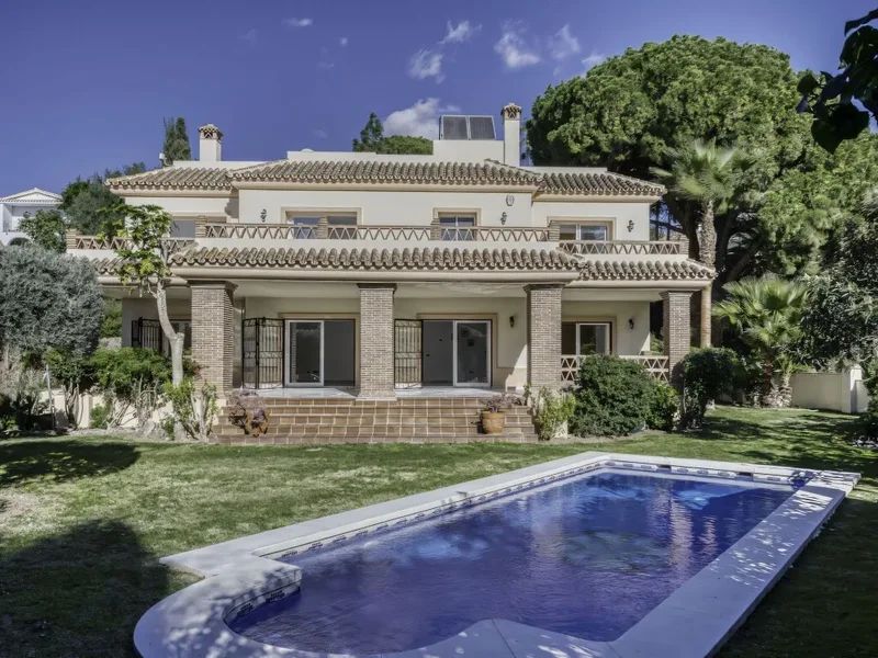 4 bedroom villa for sale in El Rosario, East Marbella on the Costa del Sol