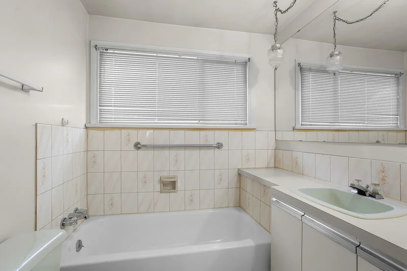 260 W 21st Street, North Vancouver, BC V7M 1Z4, North Vancouver, British Columbia, Canada. - Photo 2