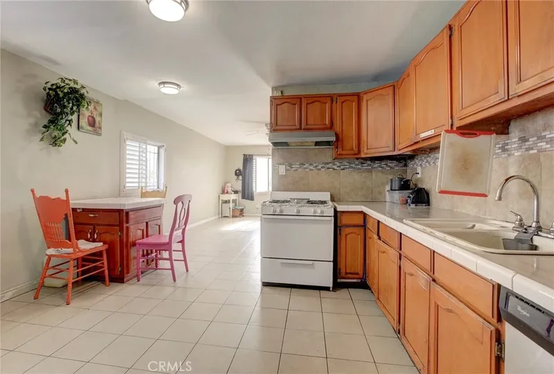 331 W 92nd Street, Los Angeles, CA 90003, Los Angeles, California, United States. - Photo 8