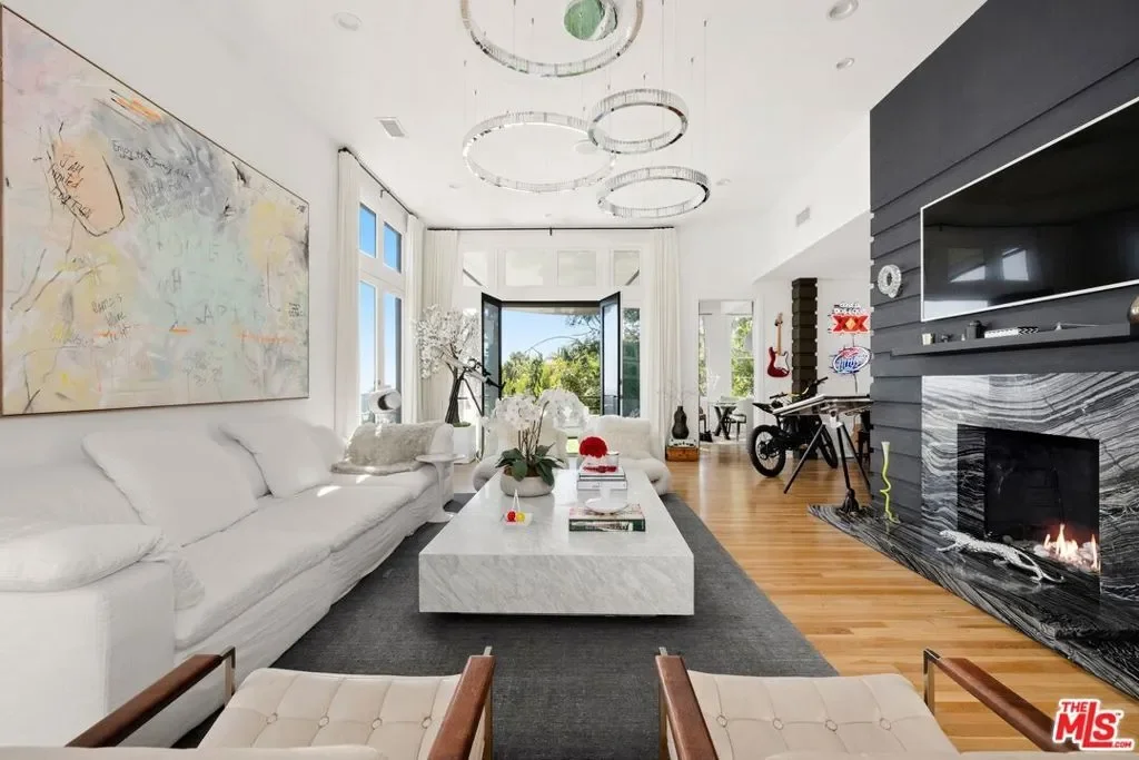 9314 Lloydcrest Drive, Beverly Hills, California, United States. - Photo 4