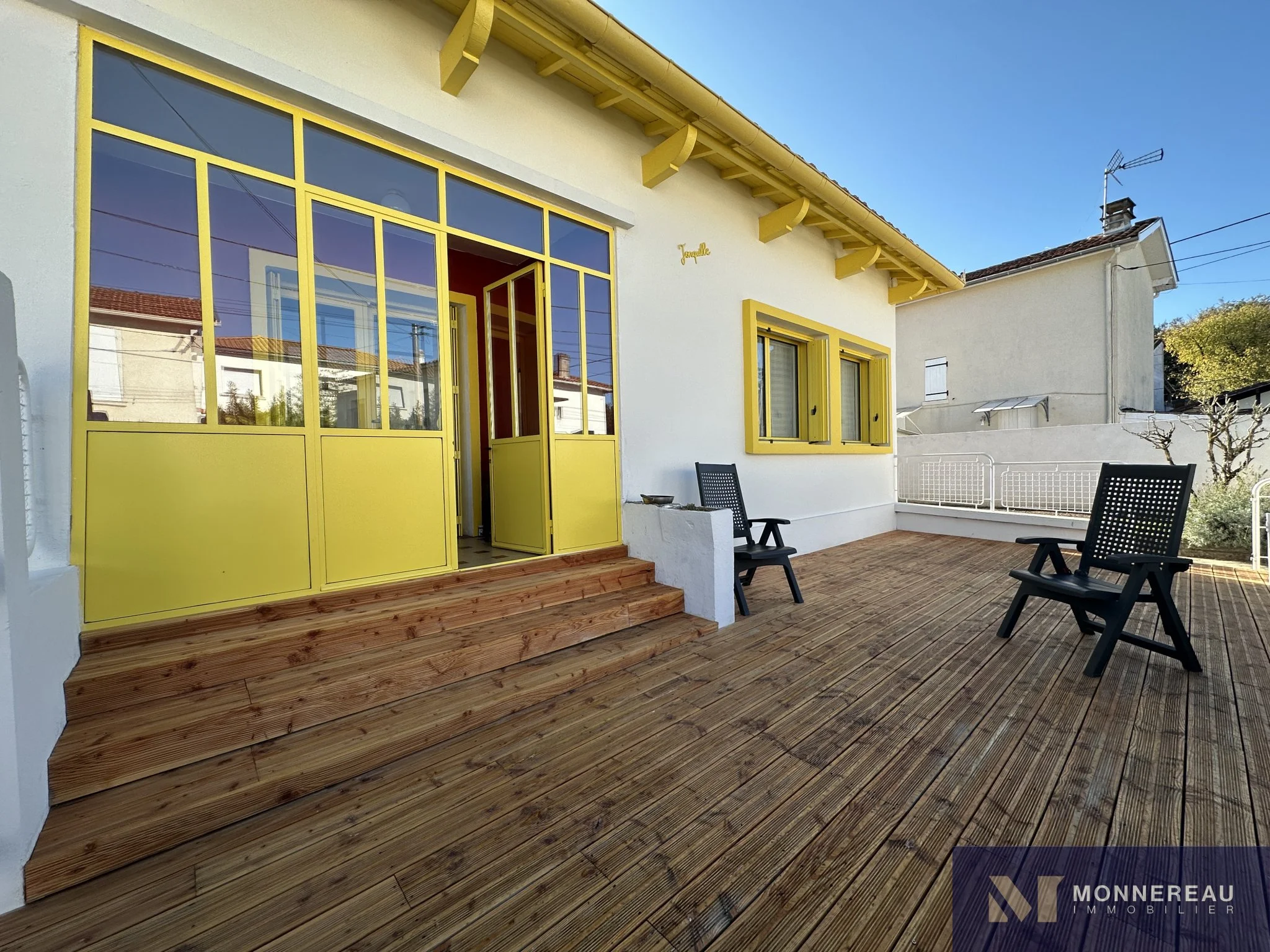 Exterior photo 2