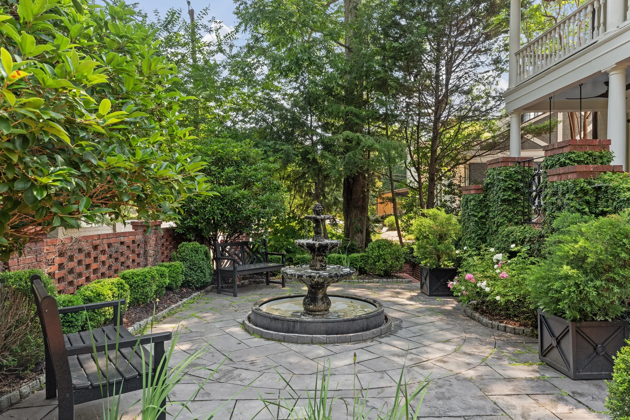 Exterior photo 4