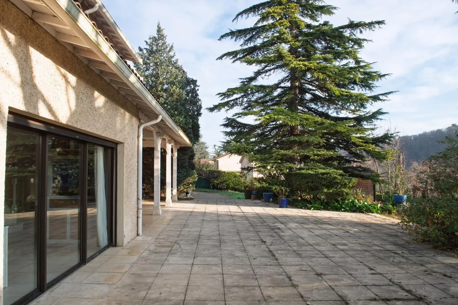 Exterior photo 1