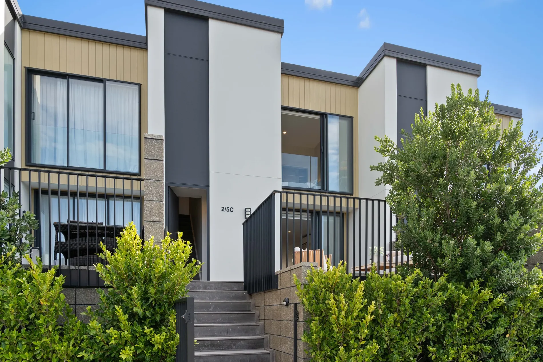 Exterior photo 5