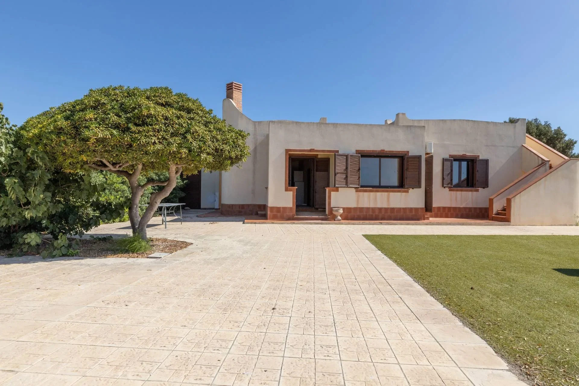 Exterior photo 4