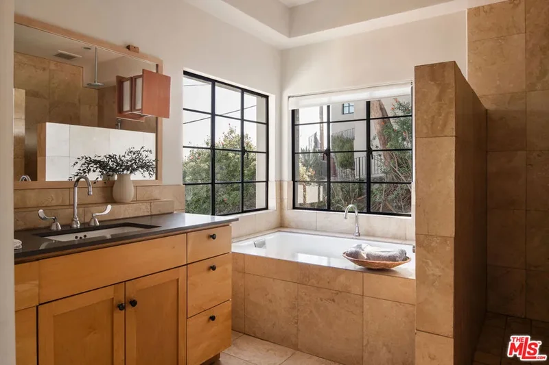 2890 Durand Drive, Los Angeles, California, United States. - Photo 33