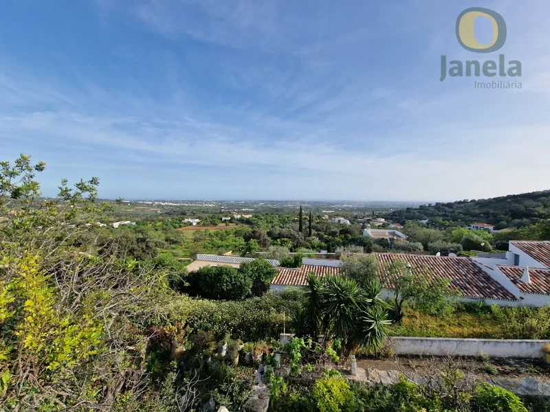 Farm with 16,407 m2 of land and villa to recover, with sea view